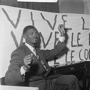 Patrice Lumumba während der Table ronde de Bruxelles im Januar 1960 (Public Domain)