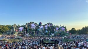 8 UB (NL) - Energieke ritmes, sfeervolle feesten – Die Musikfestivalkultur in Flandern und den Niederlanden